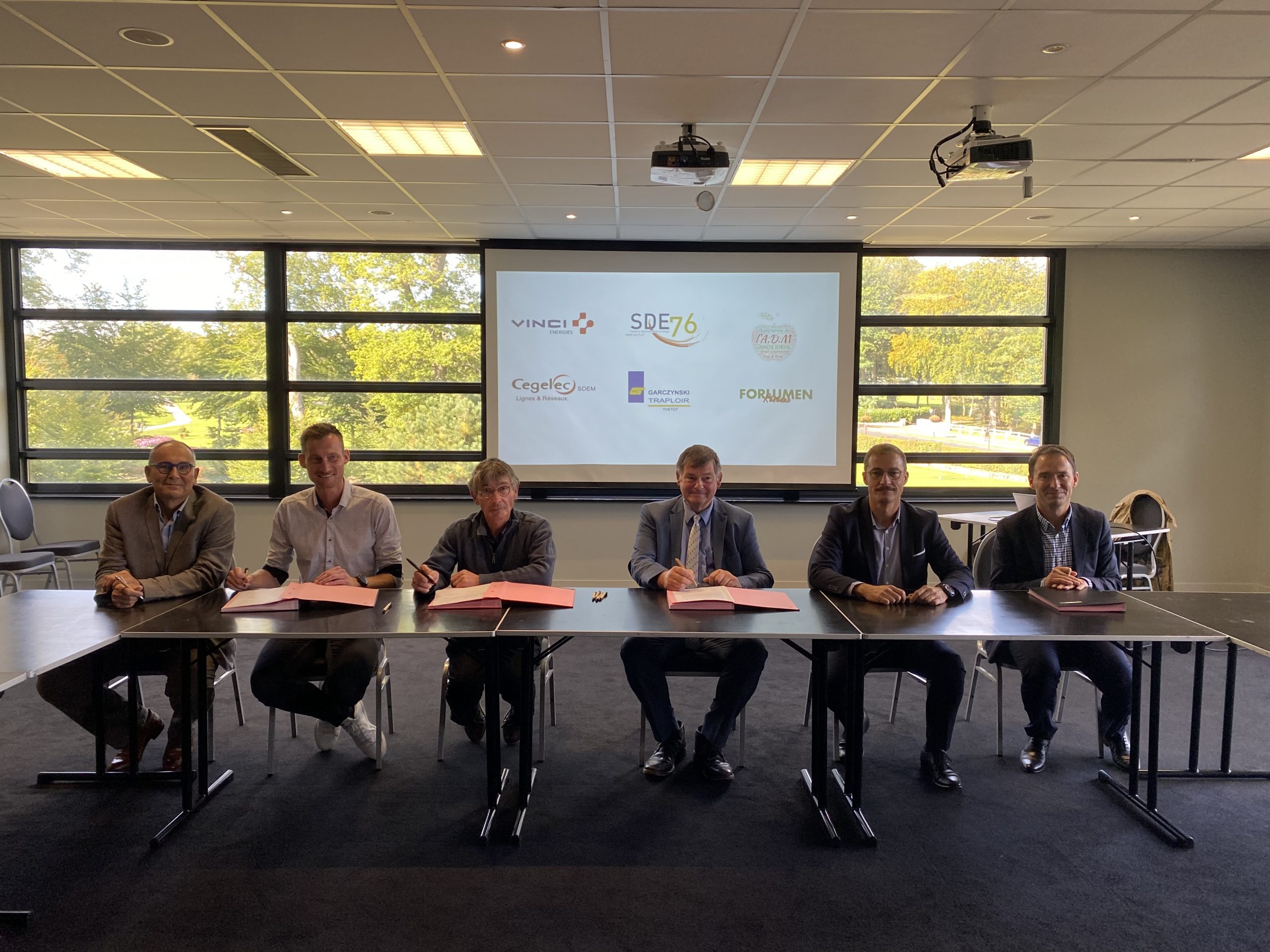 Hommes assis derrière une table